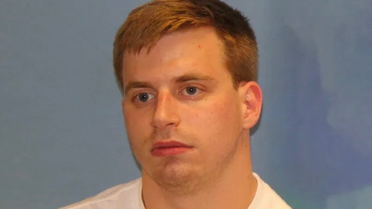 Encontraron seis videos que se crearon en marzo de 2021, que mostraban a Shenker tocando de manera inapropiada a niños en un aula escolar.