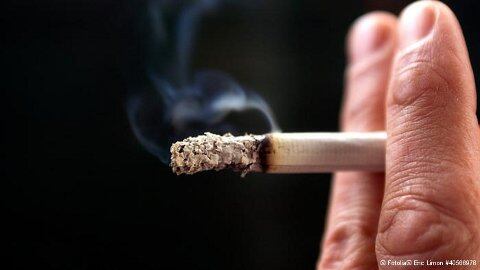 El consumo de alcohol y tabaco no son buenos para la piel. 