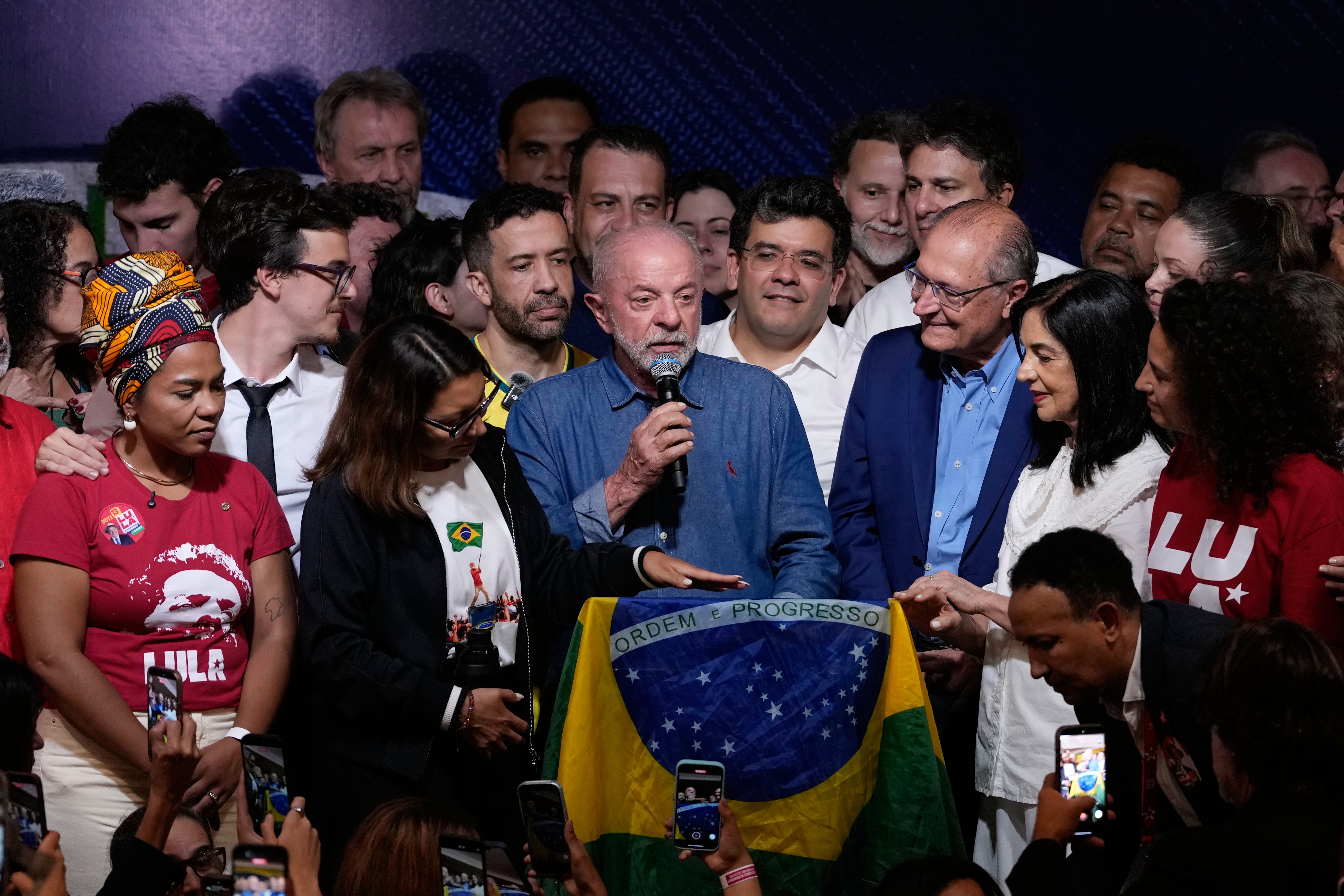 El presidente Luiz Inácio Lula da Silva se dirige a sus seguidores tras ganar un cuarto mandato en la segunda vuelta de las elecciones presidenciales en Brasil, el domingo 25 de octubre de 2026. (AP Foto/Andre Penner)