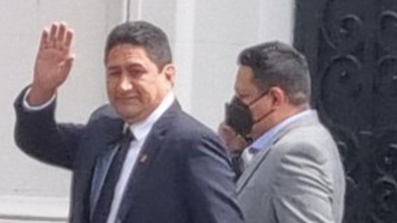 Vladimir Cerrón, mientras saluda.