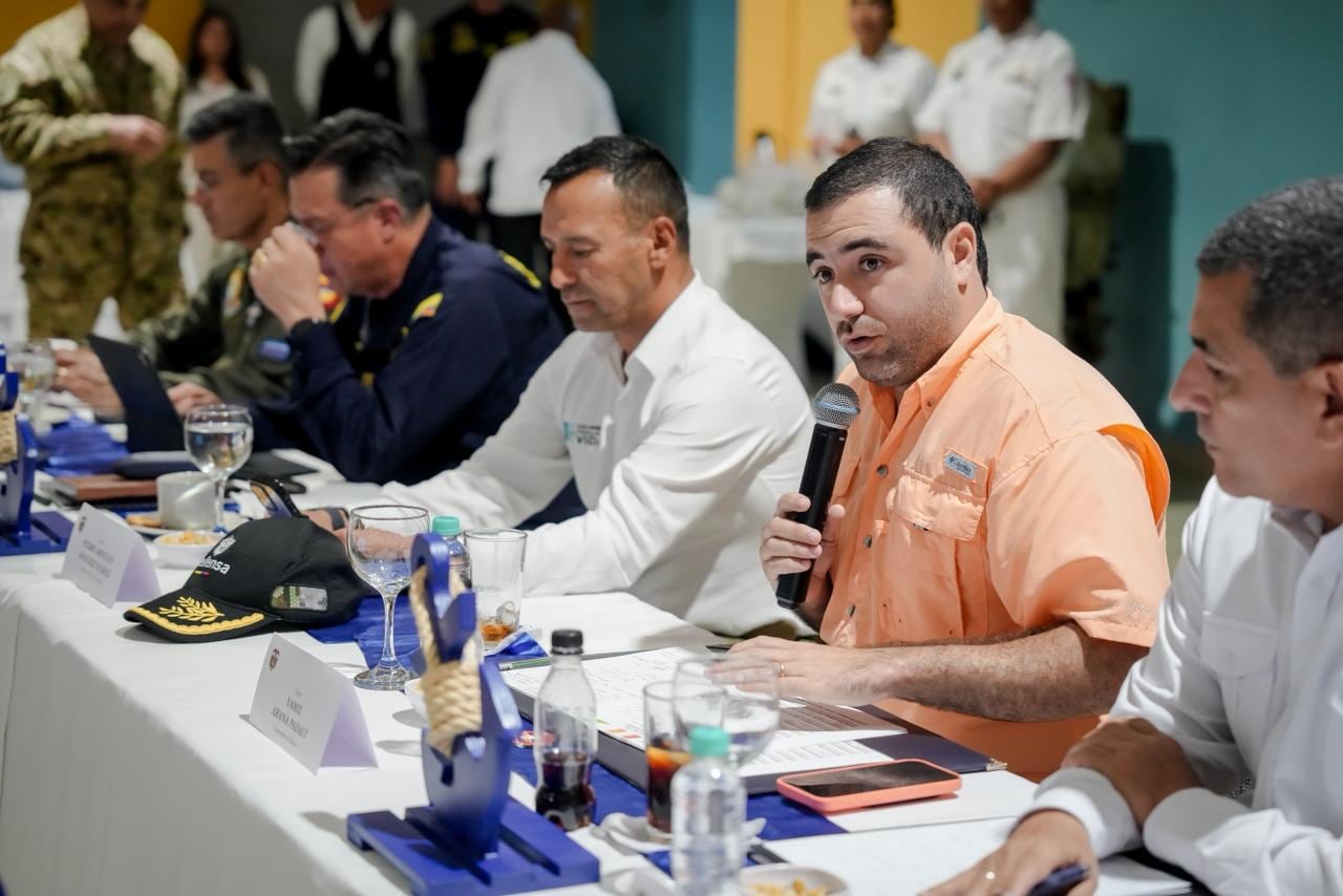 Yamil Arana, gobernador de Bolívar, en medio del consejo de seguridad junto al ministro de Defensa, Pedro Sánchez.