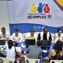 Un grupo de personas que busca empleo asiste a una jornada de capacitación y busqueda organizada por la alcaldía en el coliseo del pueblo
Foto: Raúl Palacios / El País