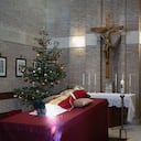 Graphic content / This handout photograph released on January 1, 2023 by the Vatican press office, the Vatican Media, shows the body of Pope Emeritus Benedict XVI in the chapel of the Mater Ecclesiae Monastery in the Vatican. - Benedict, a conservative intellectual who in 2013 became the first pontiff in six centuries to resign, died on December 31, 2022, at the age of 95. Pope Francis hailed the "beloved" Benedict XVI as he addressed thousands of Catholics in New Year's Day services at the Vatican. (Photo by Handout / VATICAN MEDIA / AFP) / RESTRICTED TO EDITORIAL USE - MANDATORY CREDIT "AFP PHOTO / VATICAN MEDIA " - NO MARKETING NO ADVERTISING CAMPAIGNS - DISTRIBUTED AS A SERVICE TO CLIENTS