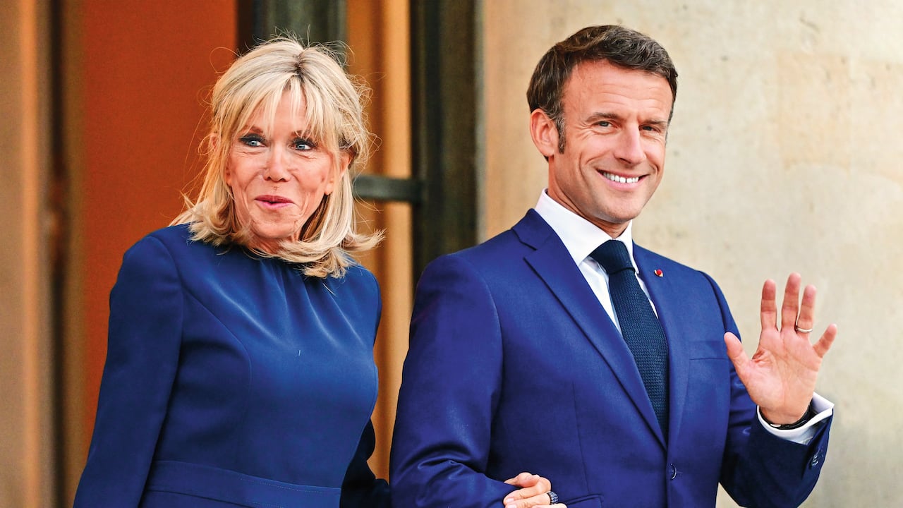 El presidente Emmanuel Macron y su esposa Brigitte Macron.