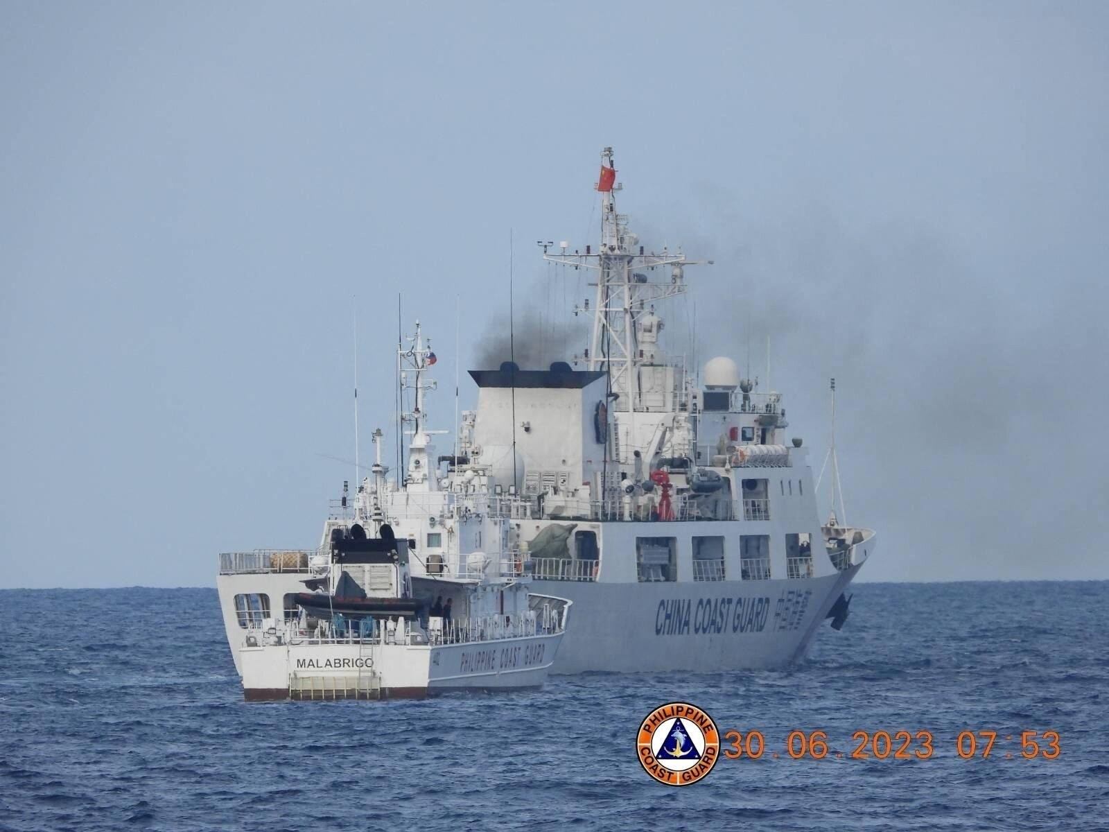 Un barco de la Guardia Costera de China supuestamente obstruye el barco Malabrigo de la Guardia Costera de Filipinas mientras brindaba apoyo durante una operación de la Armada de Filipinas cerca de Second Thomas Shoal en el disputado Mar de China Meridional, el 30 de junio de 2023 en esta imagen del folleto publicada el 5 de julio de 2023.
