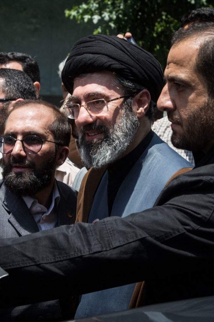 Mojtaba Khamenei (centro), hijo del líder supremo iraní, el ayatolá Alí Khamenei, participa en la manifestación anual del Día de Al-Quds en Teherán, Irán, el 31 de mayo de 2019. (Foto de Rouzbeh Fouladi / Middle East Images vía AFP)