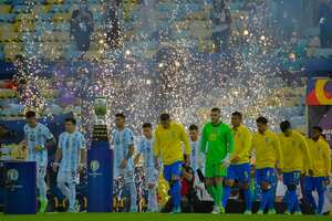 Players of Argentina (L) and Brazil step onto the pitch before their Conmebol 2021 Copa America football tournament final match at Maracana Stadium in Rio de Janeiro, Brazil, on July 10, 2021. (Photo by NELSON ALMEIDA / AFP)