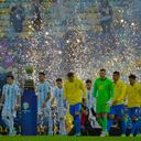 Players of Argentina (L) and Brazil step onto the pitch before their Conmebol 2021 Copa America football tournament final match at Maracana Stadium in Rio de Janeiro, Brazil, on July 10, 2021. (Photo by NELSON ALMEIDA / AFP)