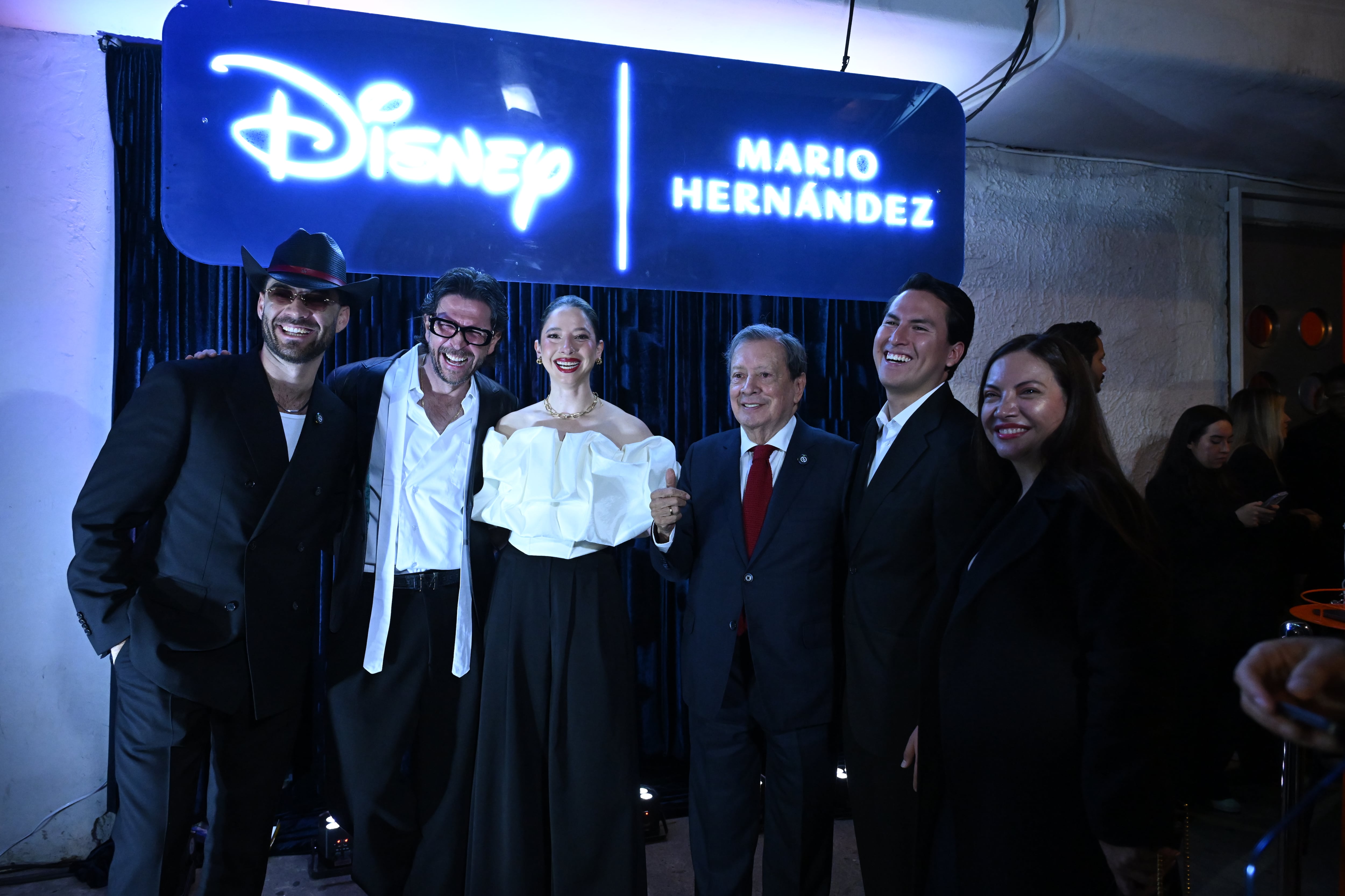 Lorenzo Hernández fue el director creativo de esta colección. Laura Bonnet, la gerente de marketing de Walt Disney Company, propuso esta alianza porque consideró que ambas marcas compartían valores en común. Aquí celebrando todos su lanzamiento en el marco del Bogotá Fashion Week.
