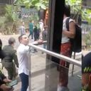 Mujer recibió comparendo por insultar al alcalde y a la Policía en Medellín.