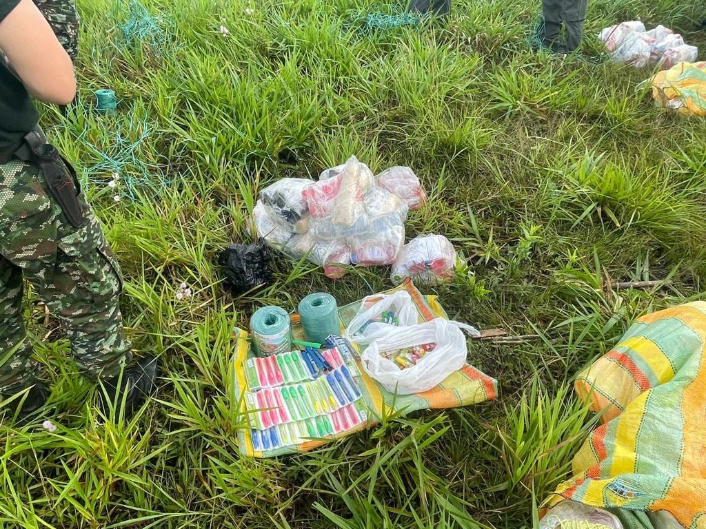 Soldados de las Fuerzas Militares ayudaron con los kits de emergencia para ayudar a la supervivencia de niños perdidos.