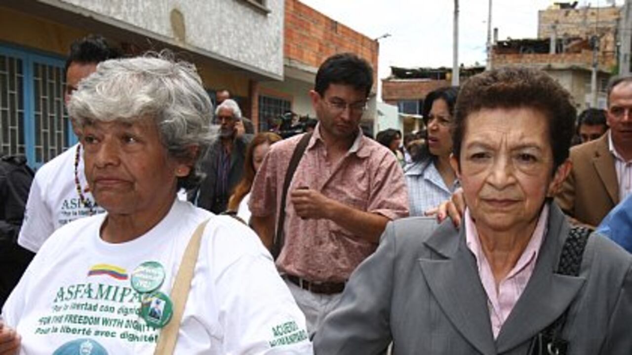 María de los Angeles Moreno, acompañada de Hilda Valero, madre del coronel Yesid Duarte. (Foto: Guillermo Torres-SEMANA)