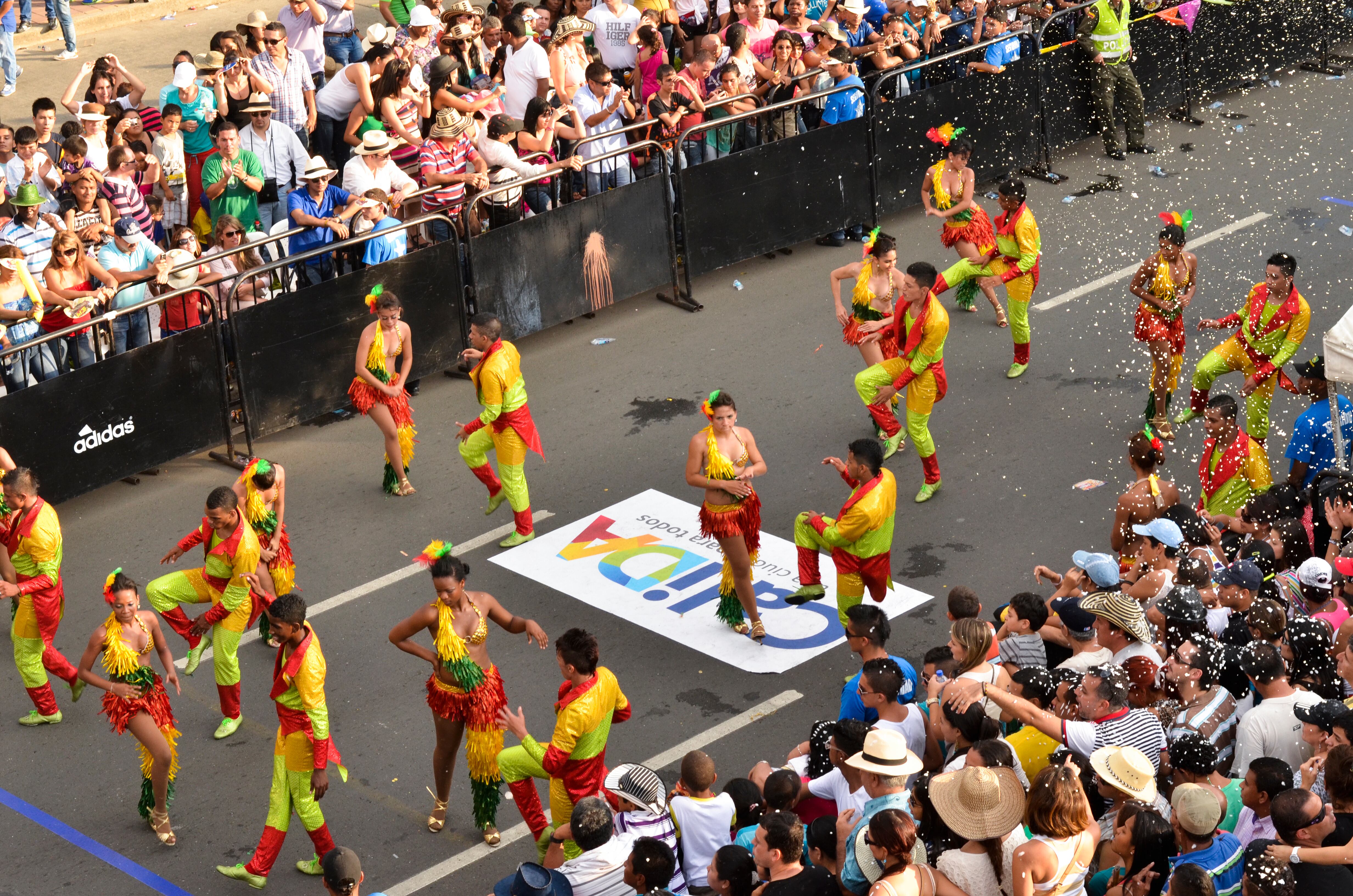 Desde la segunda mitad del siglo XX, la salsa se convirtió en su símbolo más visible, transformando la feria en un escenario donde el cuerpo y el ritmo narran la ciudad.