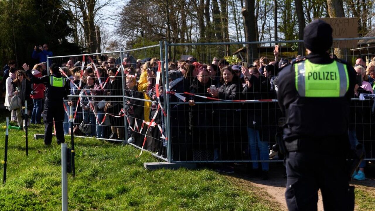 Manifestantes exigen el rescate de Timmy, el rorcual jorobado varado frente a la isla de Poel, en la bahía de Wismar.