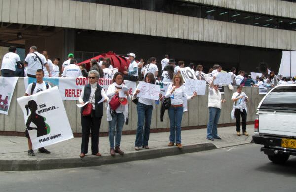 Algunos manifestantes repartieron volantes en contra del aborto y a favor de medias como la adopción de niños producto de embarazos no deseados.