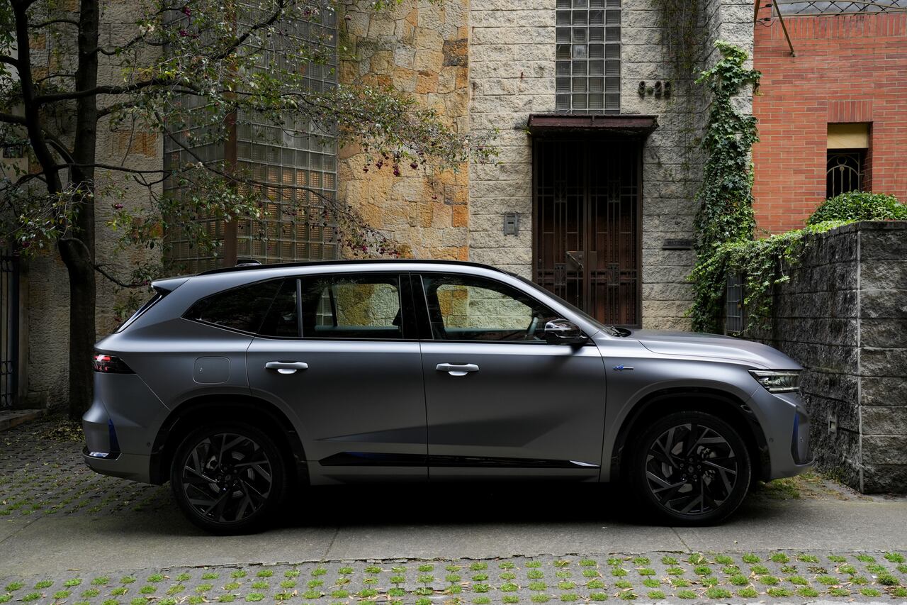 La nueva Renault Koleos Full Hybrid E-Tech se destaca por incorporar hasta 29 sistemas avanzados de asistencia al conductor (ADAS), diseñados para ofrecer una experiencia de conducción más segura, intuitiva y confiable.