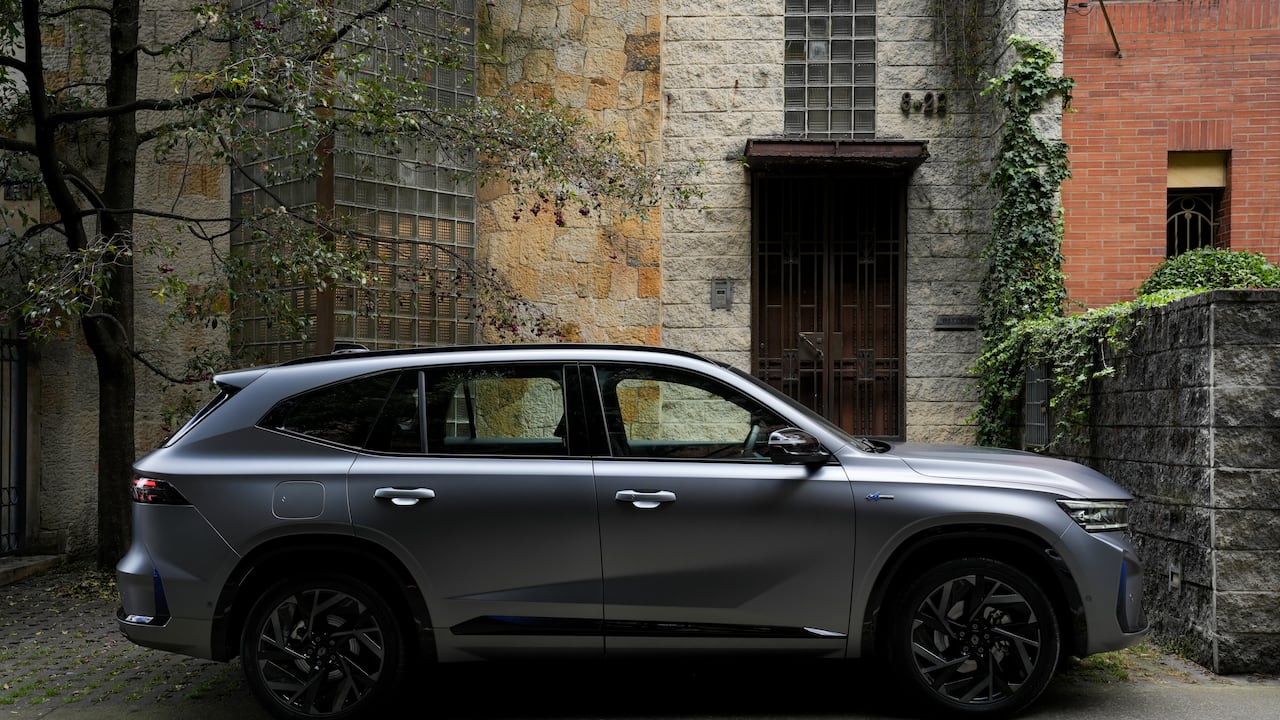 La nueva Renault Koleos Full Hybrid E-Tech se destaca por incorporar hasta 29 sistemas avanzados de asistencia al conductor (ADAS), diseñados para ofrecer una experiencia de conducción más segura, intuitiva y confiable.