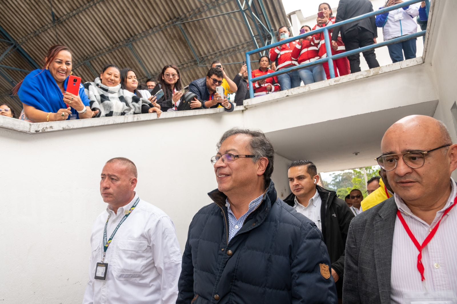 El presidente Gustavo Petro dijo ante los dirigentes comunales del país, que “un buen gobierno, se hace es con el pueblo, se hace es en las calles, se hace en los campos, se hace embarrándose los zapatos, no importa las marcas que se tengan”.