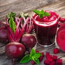 La remolacha es un alimento con alto contenido en proteínas, fibra y folatos que ayudan a reforzar el sistema circulatorio y el hígado.