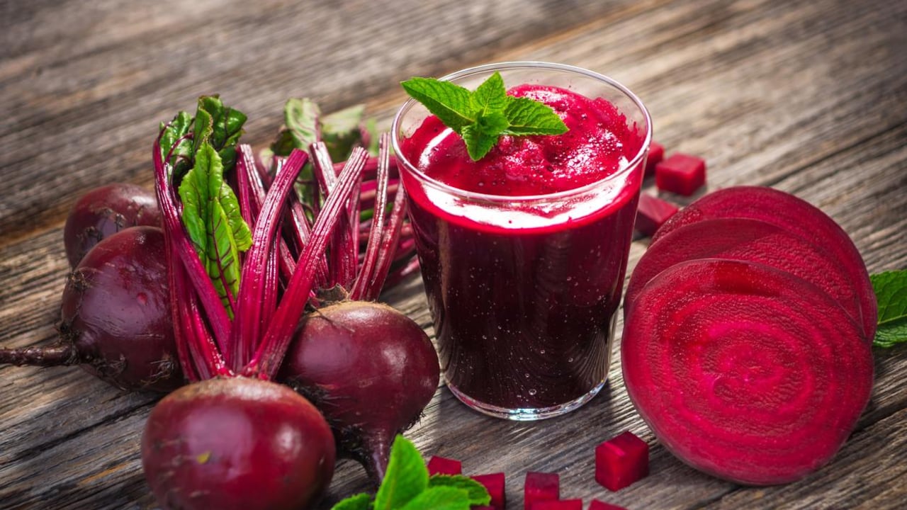 El jugo de remolacha es una de las bebidas recomendadas para limpiar el hígado.