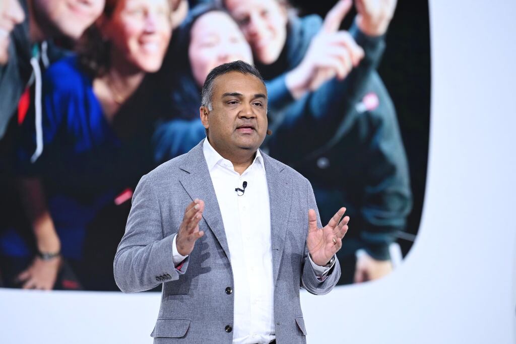 Suplantan a Neal Mohan en estafa digital: Ciberdelincuentes usan IA para imitar al CEO de YouTube.