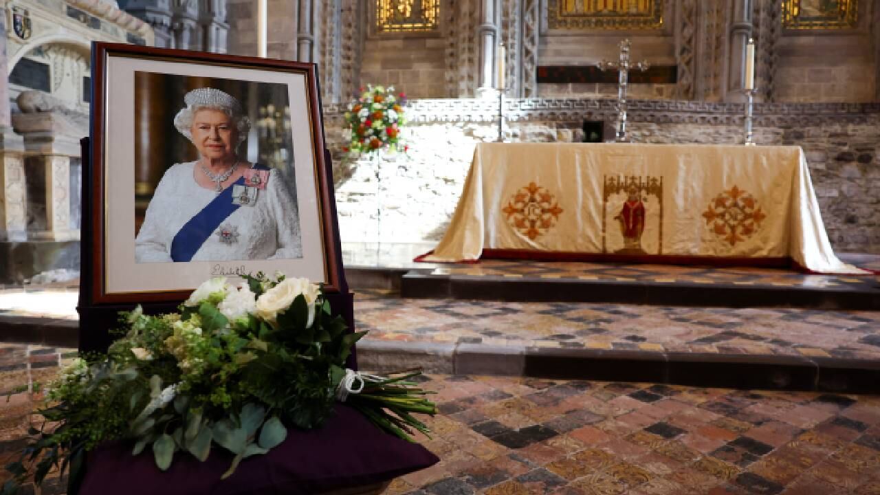 El príncipe Guillermo y la princesa Catalina visitan Gales, en el primer aniversario de la muerte de la reina Isabel.