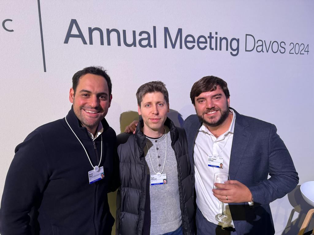 Juan Pablo Ortega (camisa blanca)
CEO y Cofounder YUNO, Sam Altman (medio) y CEO OpenAI y Rene Saul (Saco azul) Co-Founder and CEO Kapital.