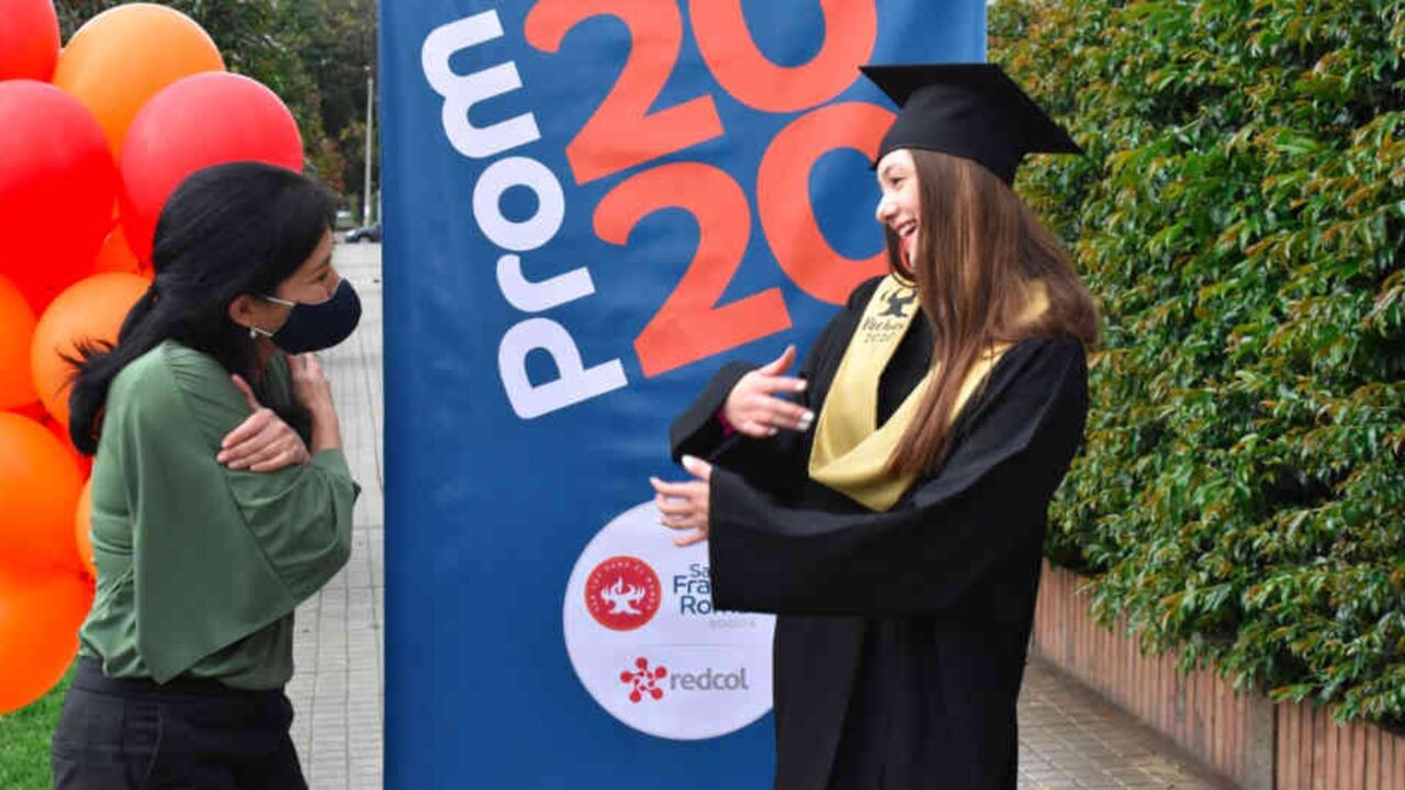 la rectora del colegio, Liliana Arango González, hizo un recorrido por Bogotá para llevar personalmente los diplomas.