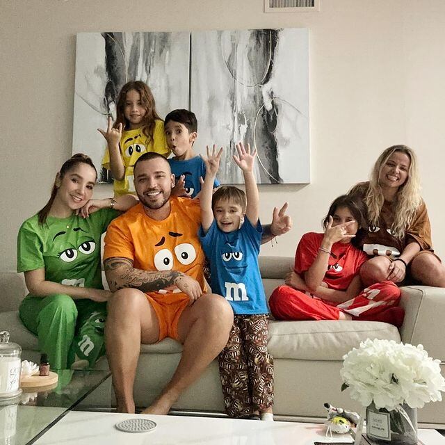El cantante compartió con sus hijos y su actual esposa, Paola Jara