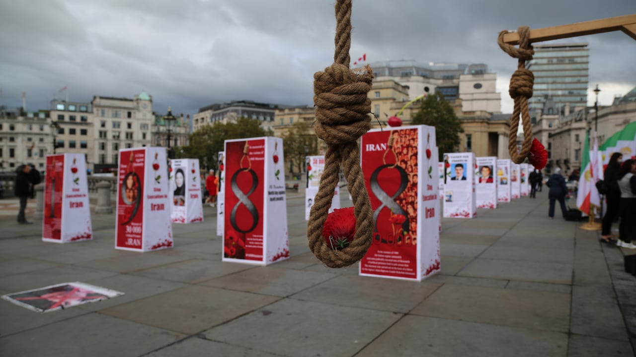 La gente visita una exposición que muestra a los prisioneros que fueron ejecutados en Irán, para protestar por la sentencia de muerte durante el Día Mundial contra la Pena de Muerte en Trafalgar Square en Londres, Reino Unido