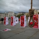 La gente visita una exposición que muestra a los prisioneros que fueron ejecutados en Irán, para protestar por la sentencia de muerte durante el Día Mundial contra la Pena de Muerte en Trafalgar Square en Londres, Reino Unido