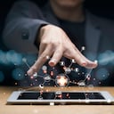 La mano del hombre de negocios crea inteligencia artificial para la transformación tecnológica e Internet de las cosas en la tableta. La tecnología en la nube administrará grandes datos que incluirán la estrategia comercial y el servicio al cliente.