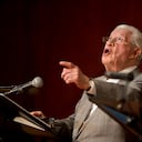 El actor mexicano Ignacio López Tarso lee "Cien años de soledad" del premio Nobel de Lliteratura Gabriel García Márquez en el Palacio de Bellas Artes de la Ciudad de México el 26 de marzo de 2017. López Tarso falleció el 11 de marzo de 2023 a los 98 años, informaron los familiares del actor y la Secretaría de Cultura de México. (Foto AP / Eduardo Verdugo, archivo)