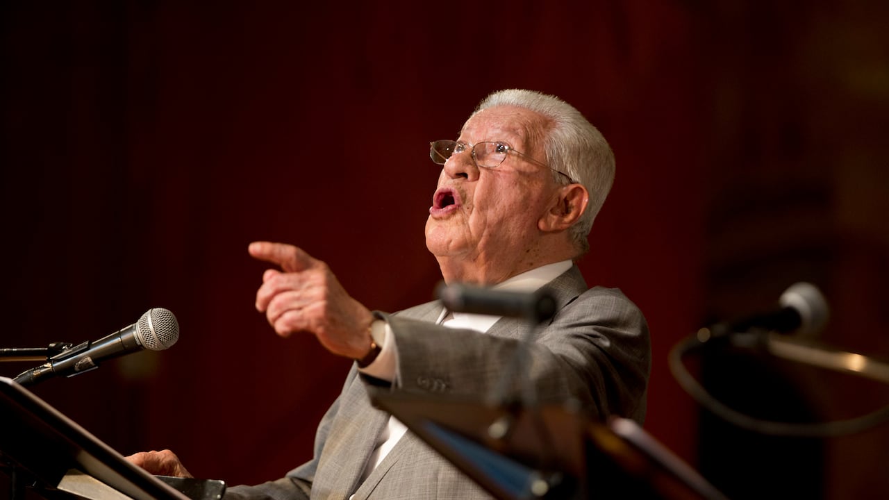 El actor mexicano Ignacio López Tarso lee "Cien años de soledad" del premio Nobel de Lliteratura Gabriel García Márquez en el Palacio de Bellas Artes de la Ciudad de México el 26 de marzo de 2017. López Tarso falleció el 11 de marzo de 2023 a los 98 años, informaron los familiares del actor y la Secretaría de Cultura de México. (Foto AP / Eduardo Verdugo, archivo)