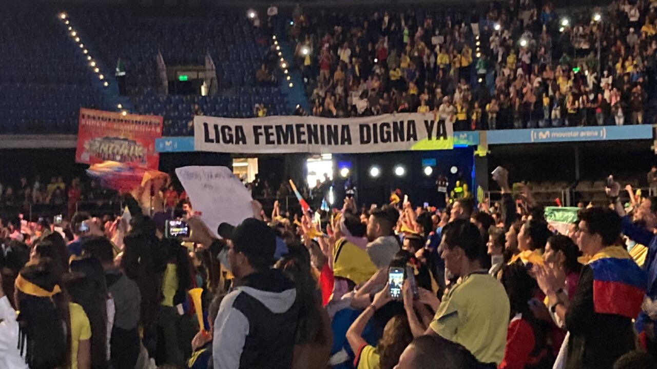 El Movistar Arena se vistió de amarillo para homenajear a la Selección.