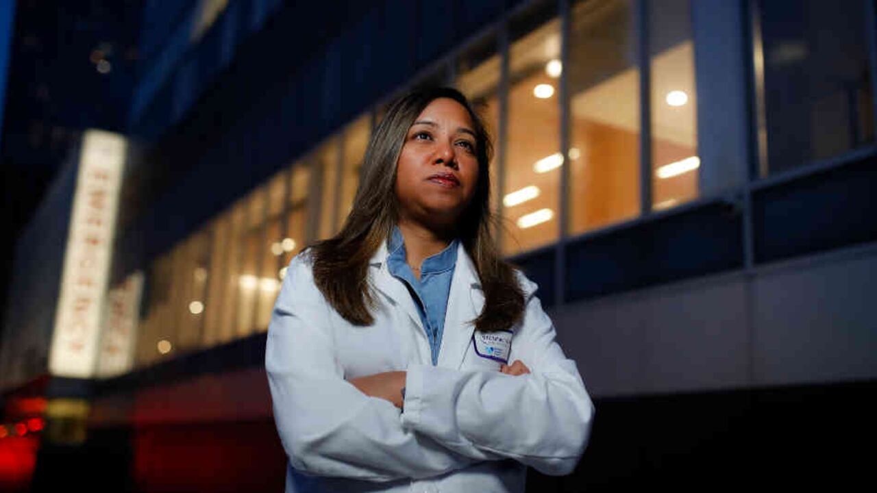 Kamini Doobay, doctora en urgencias en un centro médico de Nueva York