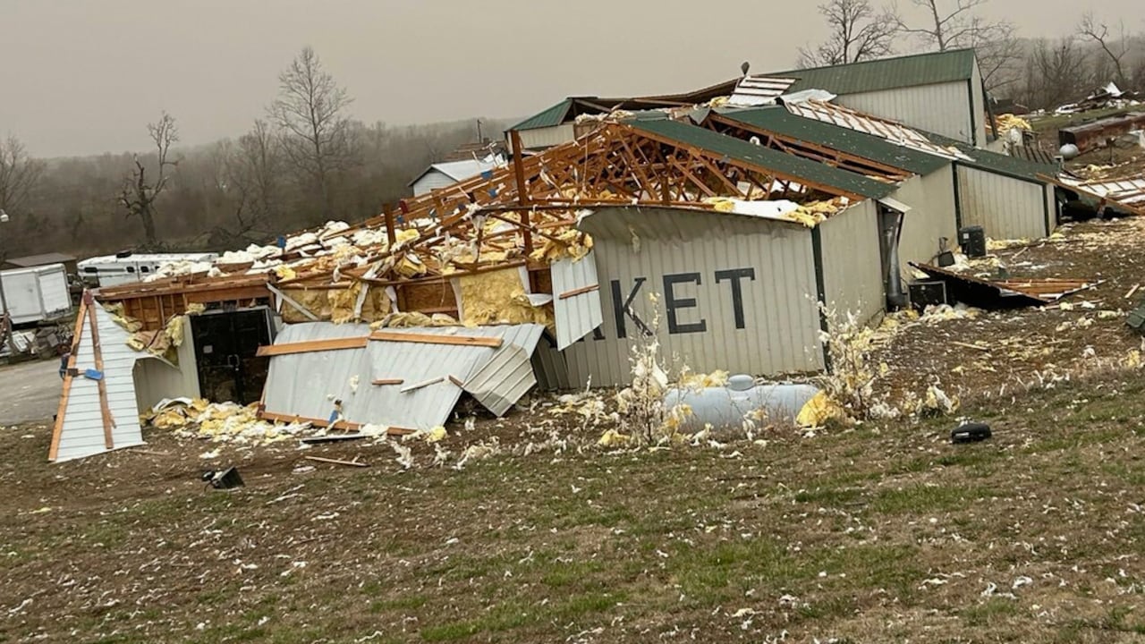 En esta foto proporcionada por la Patrulla Estatal de Carreteras de Missouri, se observa una casa dañada después de que una fuerte tormenta azotara la zona cercana al condado de Ozark, Missouri, la madrugada del sábado 15 de marzo de 2025. (Patrulla Estatal de Carreteras de Missouri vía AP)