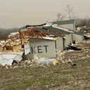 En esta foto proporcionada por la Patrulla Estatal de Carreteras de Missouri, se observa una casa dañada después de que una fuerte tormenta azotara la zona cercana al condado de Ozark, Missouri, la madrugada del sábado 15 de marzo de 2025. (Patrulla Estatal de Carreteras de Missouri vía AP)