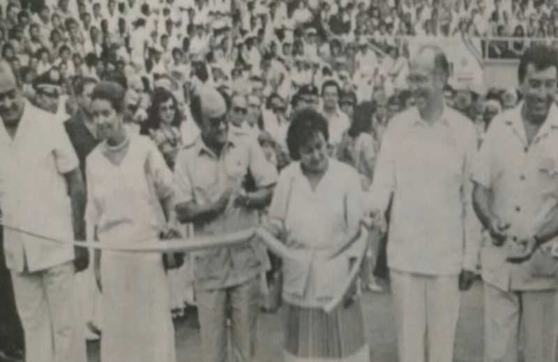 El entonces gobernador Fuad Char, en las graderías, inspeccionando las obras que se habían interrumpido hasta cuando el gobierno de Belisario Betancur aprobó una partida para terminar su construcción. Fotografía:  Instituto Distrital de Deportes