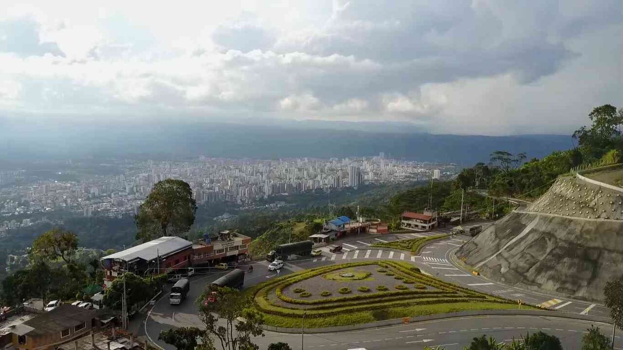 La vía entre Bucaramanga y Pamplona se mejorará y rehabilitará para aumentar la capacidad del corredor vial y que pueda soportar mayores volúmenes de tráfico.