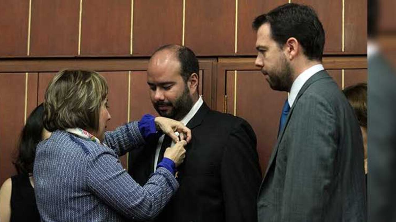 Ciro Guerra recibiendo el reconocimiento.