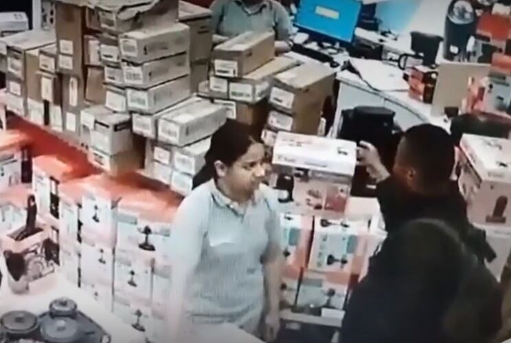 En el video de las cámaras de seguridad al interior del establecimiento, y que fueron emitidas por Noticias Caracol, se observa a la mujer de 31 años como a su agresor momentos antes de que ocurriera el fatídico hecho.