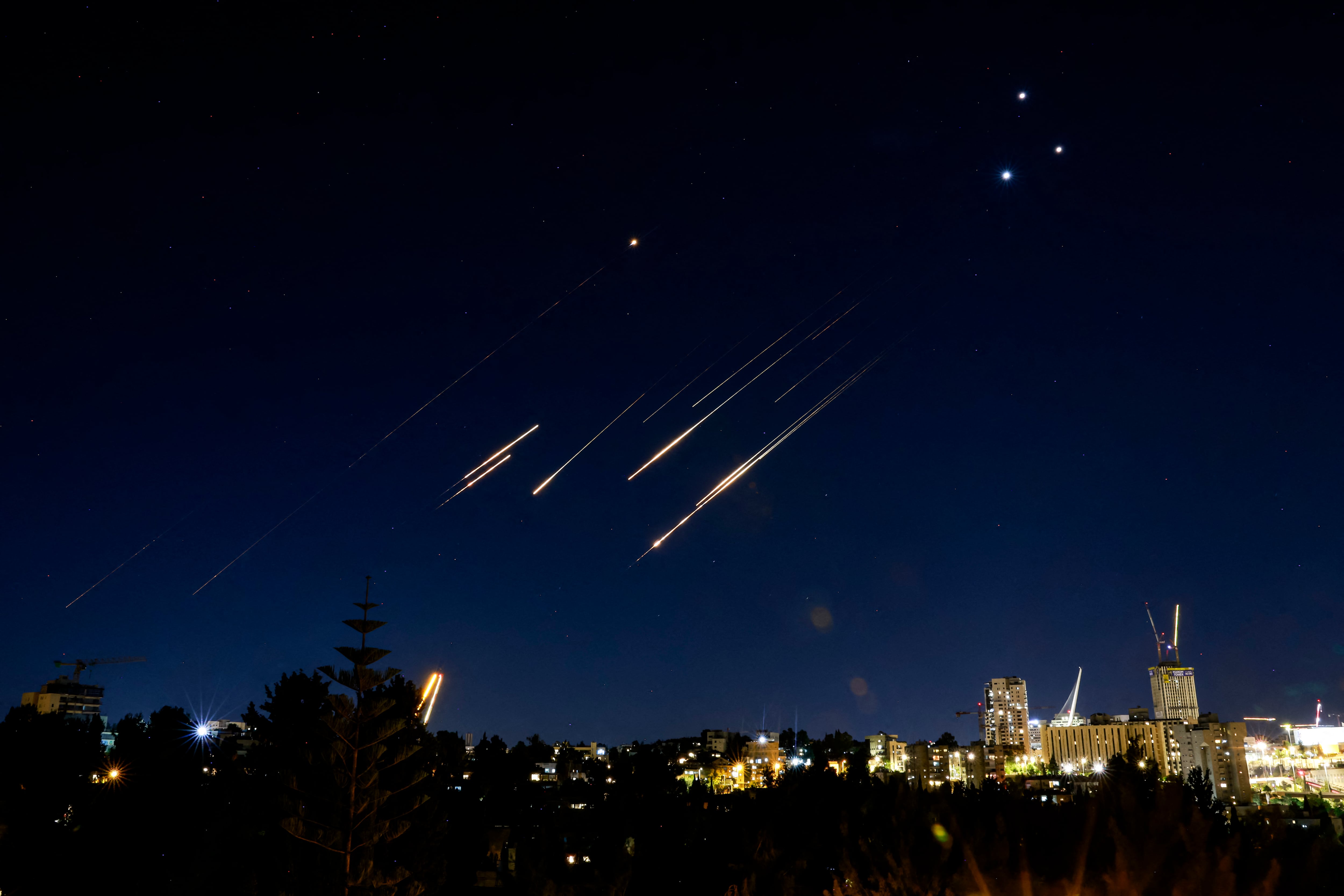 Misiles disparados desde Irán se ven en el cielo nocturno sobre Jerusalén el 14 de junio de 2025.