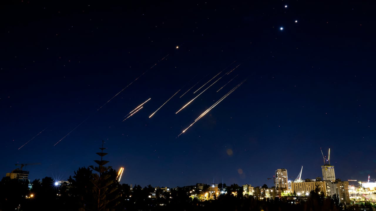 Misiles disparados desde Irán se ven en el cielo nocturno sobre Jerusalén el 14 de junio de 2025.