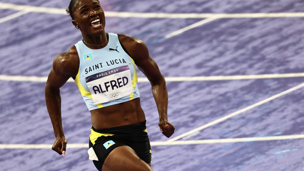 la santalucense Julien Alfred derrotó a la favorita estadounidense Sha’Carri Richardson y se proclamó campeona olímpica de los 100 metros, este sábado en París.