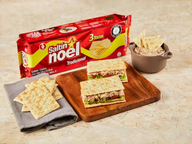 Sándwich de atún con Saltín Noel.
