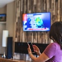 Es posible darle un nuevo uso a estos móviles, como el de convertirlos en un control remoto para manejar el Smart TV.