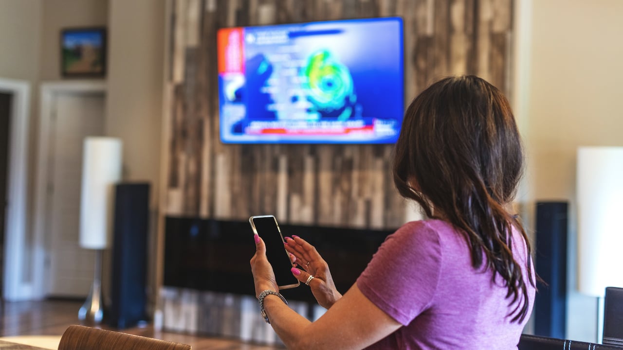 Es posible darle un nuevo uso a estos móviles, como el de convertirlos en un control remoto para manejar el Smart TV.