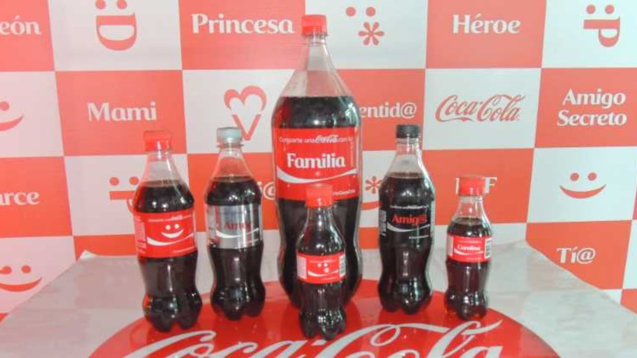 Las botellas traerán 334 apellidos representativos del país, 217 nombres nuevos, 118 diminutivos y 7 emoticones.