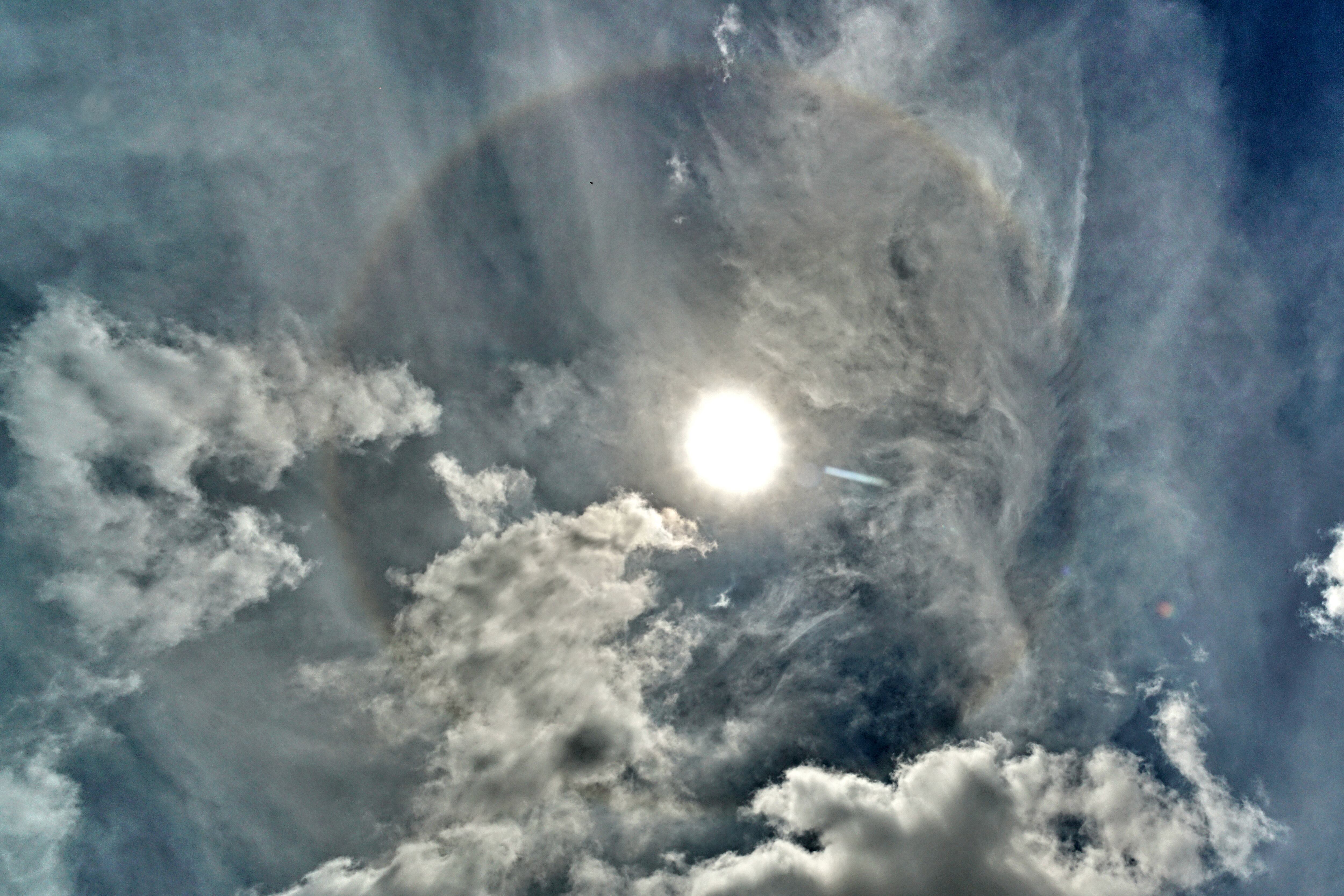 El aro solar, también conocido como halo solar, es un fenómeno óptico que se produce cuando la luz del sol se refracta a través de cristales de hielo en la atmósfera. Este fenómeno es similar a un arcoíris. Foto Jorge Orozco.